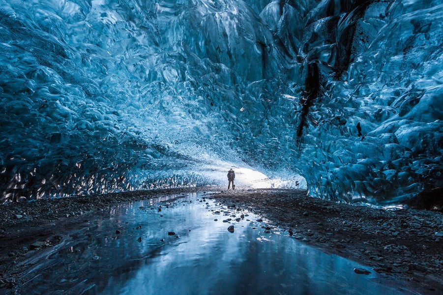 Bước chân vào hang động trong sông băng Vatnajökull ở Iceland, bất kỳ ai cũng cảm thấy như mình đang lạc bước chân vào xứ sở thần tiên.